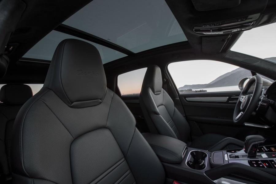 Интерьер Porsche Cayenne Turbo 2017 года  (WW) (фото 20 из 45)